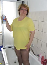 chubby mature slut playing in her bathtub