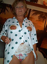 Mature slut Rita gets kinky with her scissors