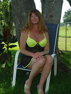 Hot wife Dee loves posing nude outdoors
